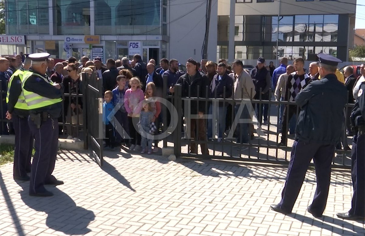 Prindërit do ta vazhdojnë protestën për mbylljen e shkollave në Drenas para Komunës