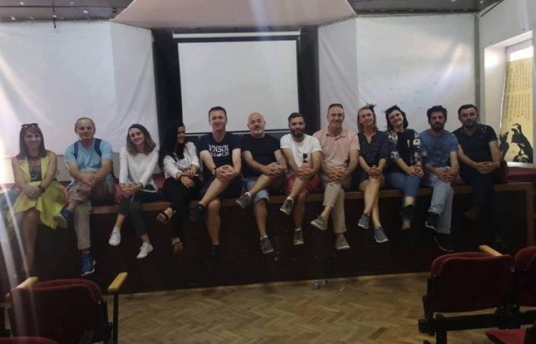 “Kur hana del”, premierë në teatrin “Adriana” të Ferizajt