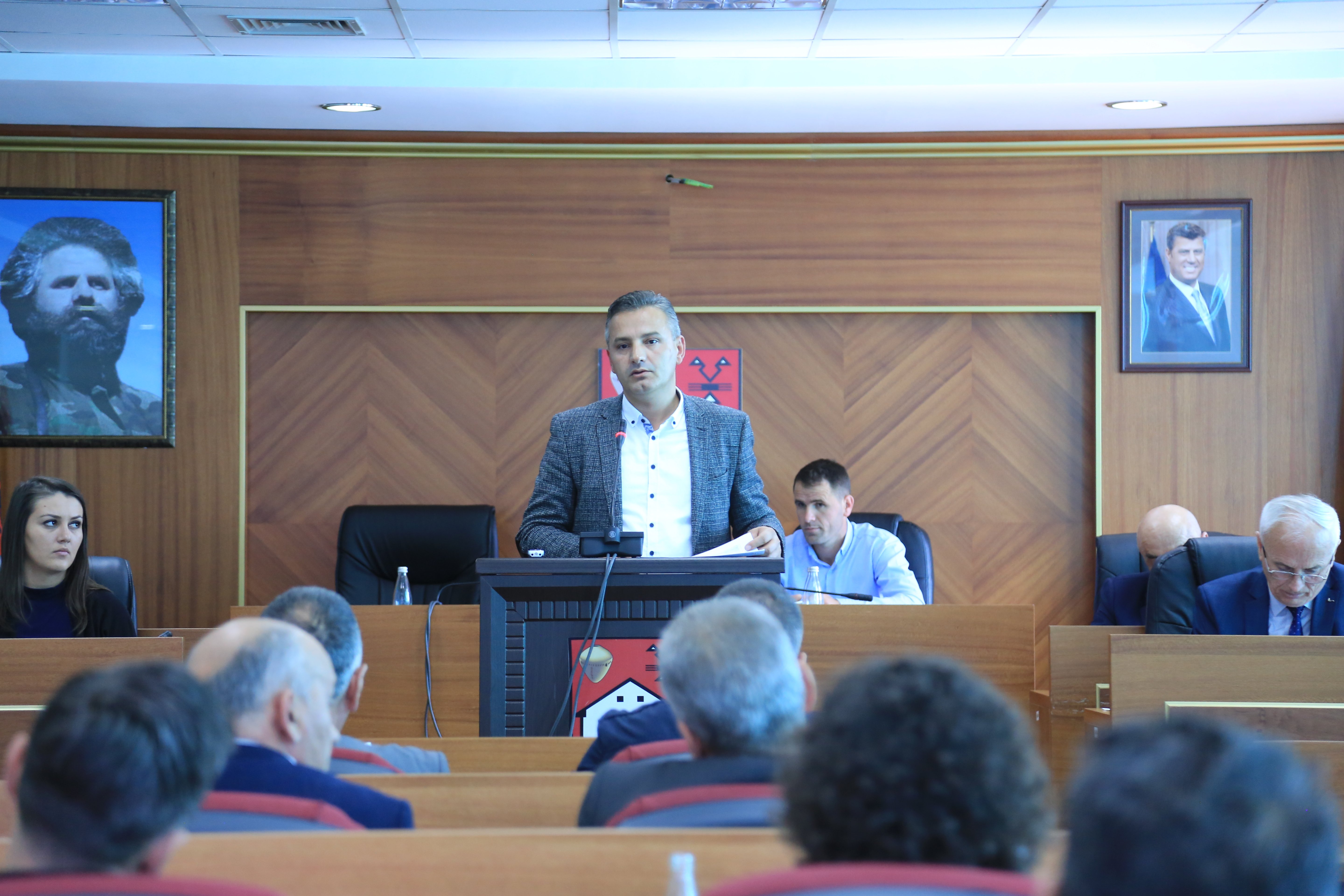 Kryetari i Skenderajt thotë se përleshjen e bënë grupi i deputetëve të Sami Lushtakut