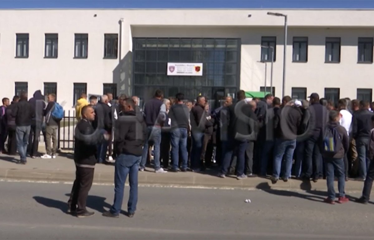 Prindërit do ta vazhdojnë protestën për mbylljen e shkollave në Drenas para Komunës