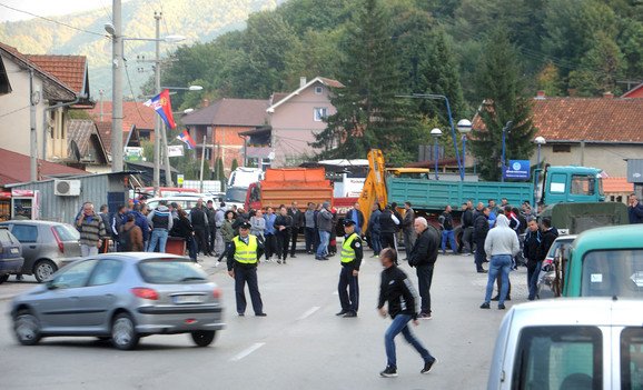 Policët e doganierët shfrytëzojnë rrugë alternative për të shkuar në punë në Bërnjak