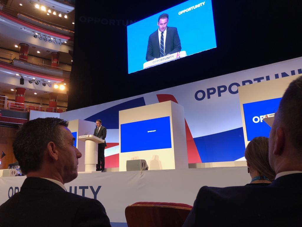 Veseli në Britani të Madhe me ftesë të partisë së kryeministres Theresa May