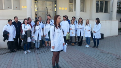 Mjekët e rinj protestojnë në Gjilan, kërkojnë punë