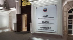 Qeveria e Maqedonisë vendos tabelën me emrin e ri të shtetit, edhe në gjuhën shqipe
