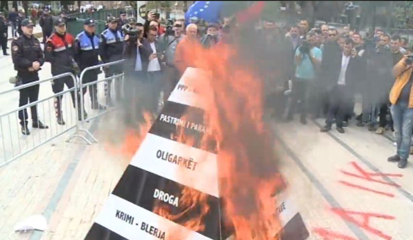 Ndërsa në Tiranë sot ka seancë parlamentare e protestë, Basha ndodhet në Gjermani