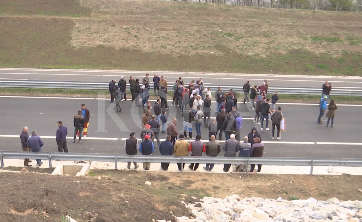 Banorët në Nikaj të Kaçanikut në protestë për asgjë më tepër se sa rikyçje në rrugën ekzistuese