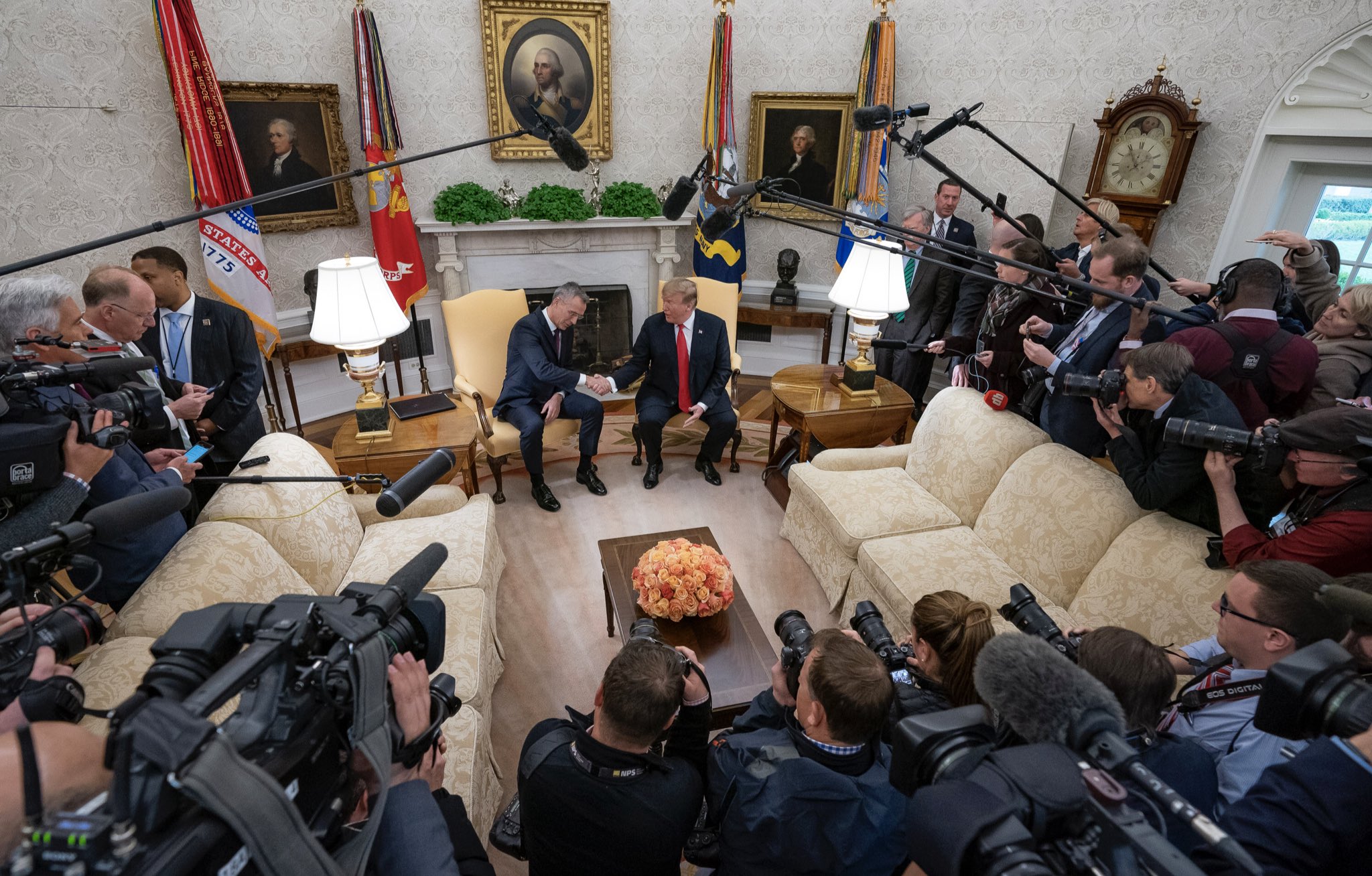 Trumpi lavdëron NATO-n për shpenzimet – kërkon edhe më shumë