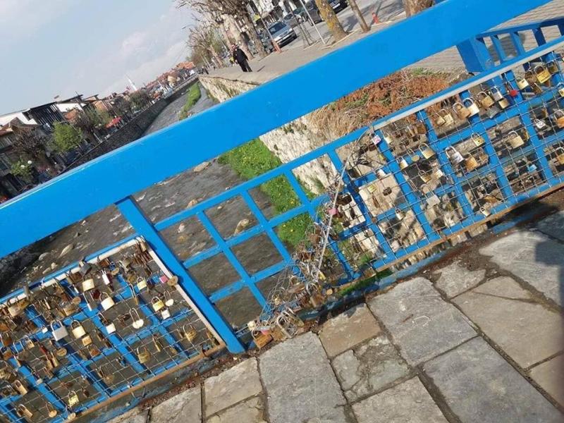 Dëmtohet “Ura e kaltër e dashurisë” në Prizren, Ec Ma Ndryshe fton organet ta hetojnë