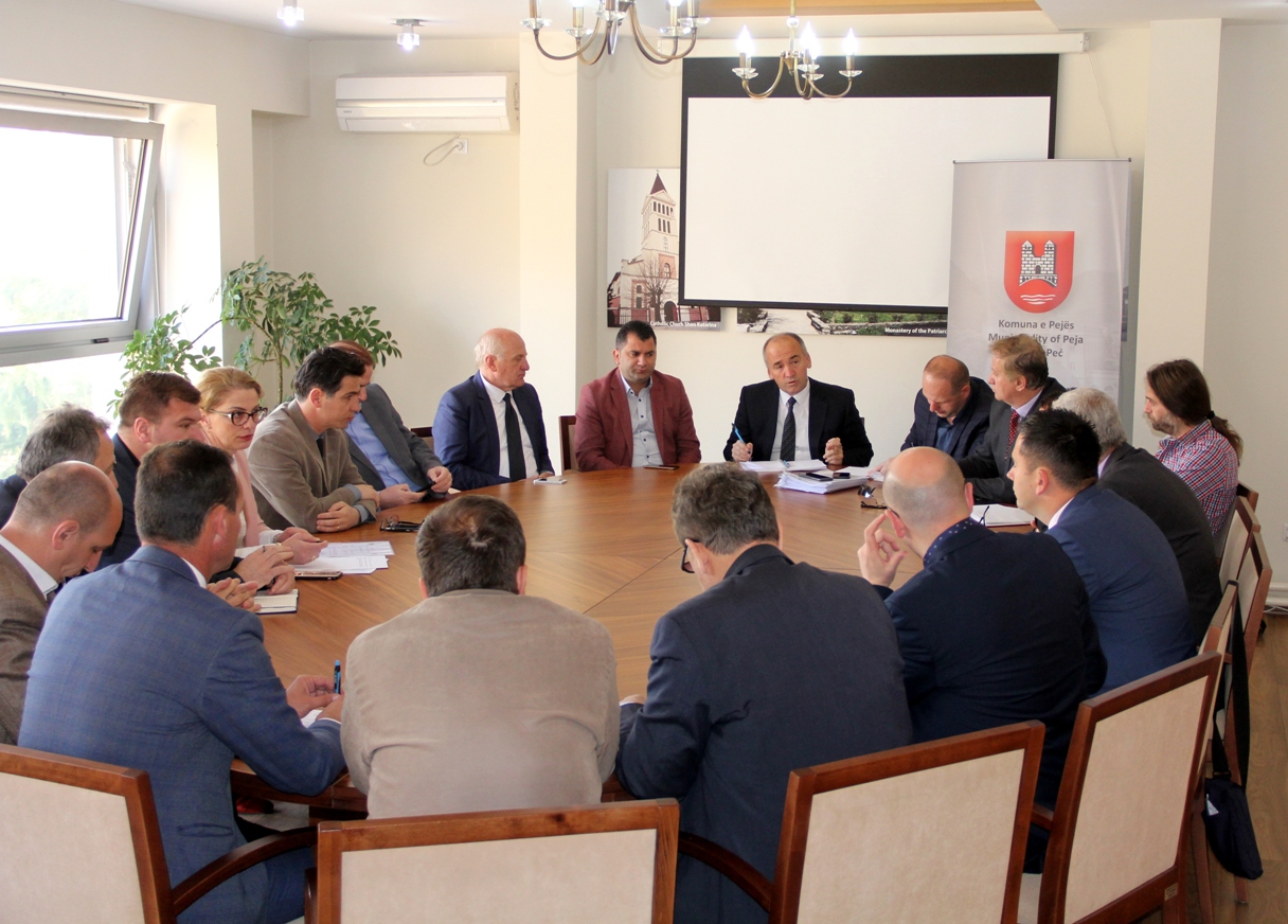 Kryetari i Pejës ua ndalon drejtorëve për 2 muaj drekat zyrtare