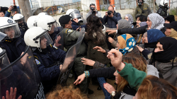 Policia greke përleshet me emigrantët sherri i lajmit të rremë