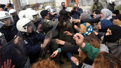 Policia greke përleshet me emigrantët sherri i lajmit të rremë