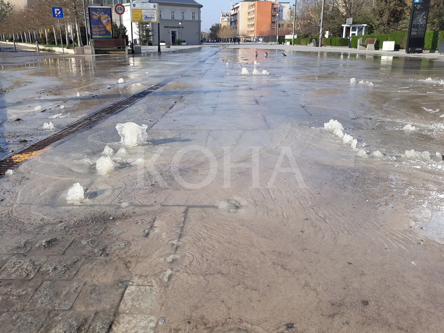 Pëlcet një gyp afër Kuvendit të Kosovës, pa ujë një pjesë e rrugës “Bajram Bahtiri”