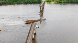 Trageti godet dhe e rrëzon një pjesë të urës në Brazil