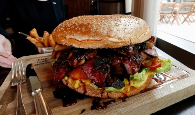 Perandori i ri në Japoni nderohet me një hamburger 800 euro