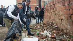 Pastrohen mbeturinat në një lagje të komunitetit rom në Fushë Kosovë