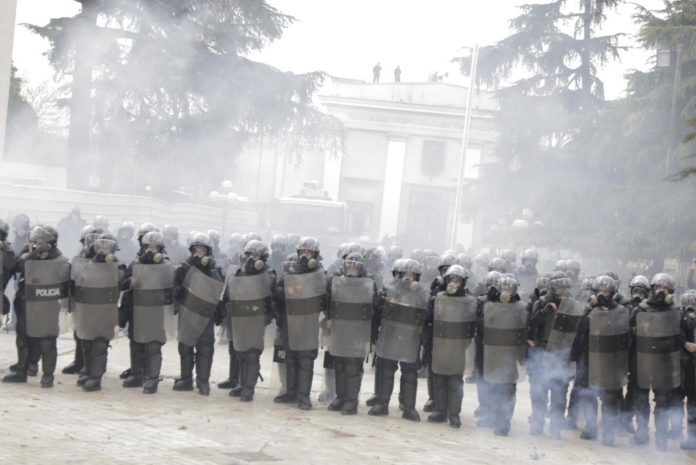 Ndërsa do të betohen deputetët e rinj, opozita në Shqipëri proteston