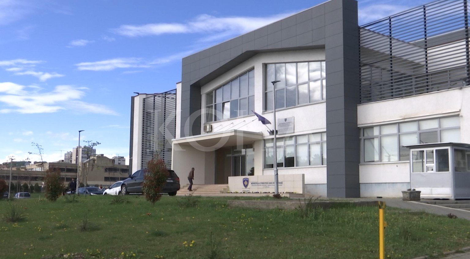 Nisma, si AAK-ja, për punë preferon njerëzit e partisë së saj