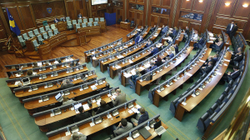 Opozita paralajmëron Qeverinë se “mocioni i mosbesimit është afër”