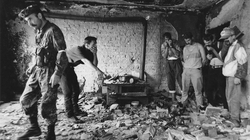 Fotografi i FAZ-it që dokumentoi shkatërrimin e Prekazit pas vrasjes së Adem Jasharit