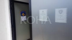 Zyra e Pensioneve në Lipjan në hyrje vendos mbishkrimin “Nuk punojmë, kemi rast vdekje”