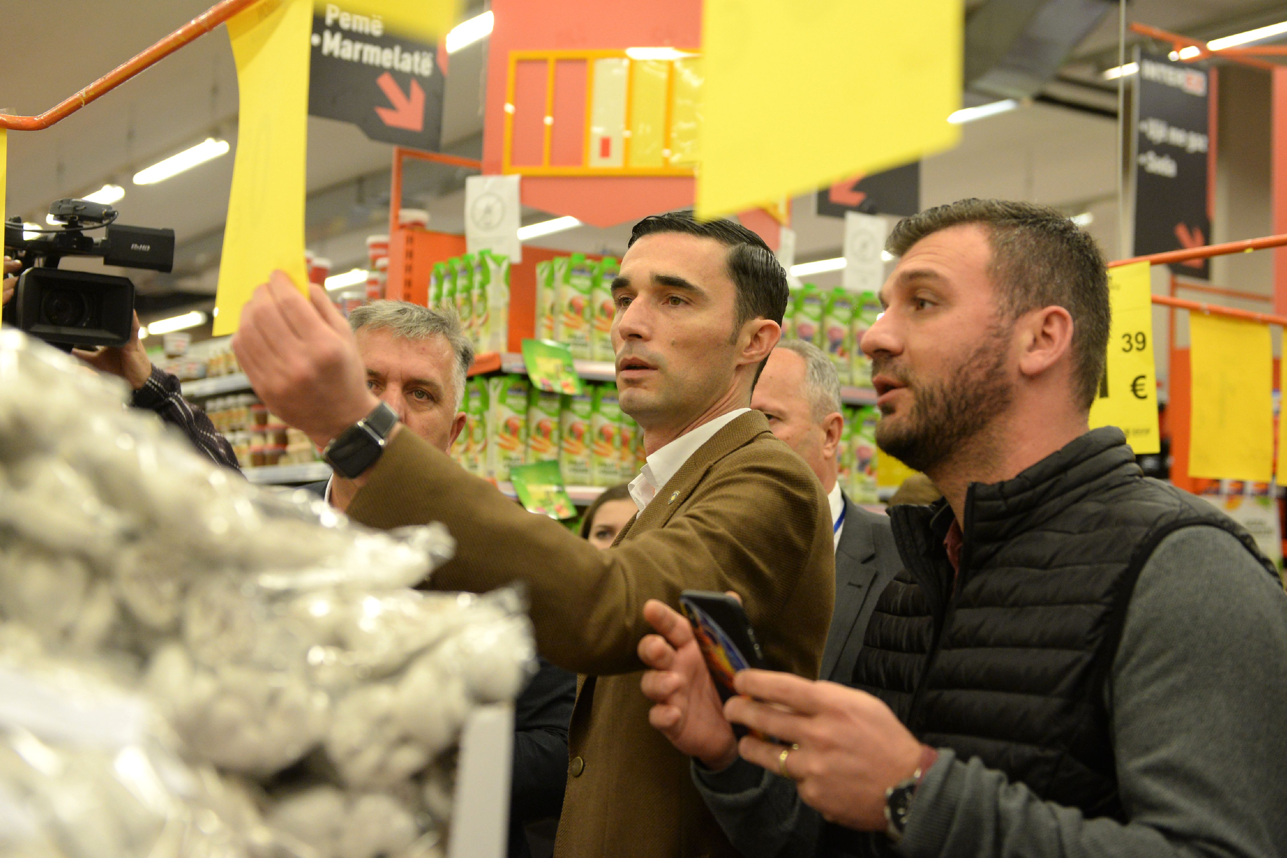 MTI-ja inspekton dyqanet për të parë nëse ka mallra të kontrabanduara 