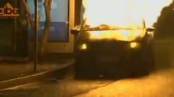 Shpërthen një veturë para Parlamentit në Shqipëri