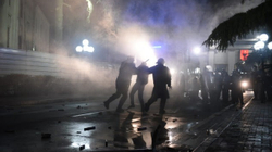 Daily Mail pasqyroi hap pas hapi protestën e opozitës në Tiranë