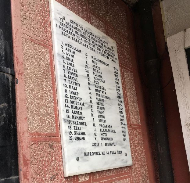 Familjarët e viktimave tregojnë pse nuk i lanë zyrtarët e Mitrovicës të vënë lule në pllakën e të vrarëve