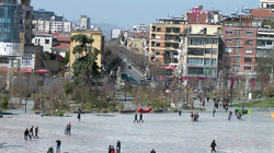 Në Shqipëri ndalohet lëvizja në këmbë pas orës 18:00