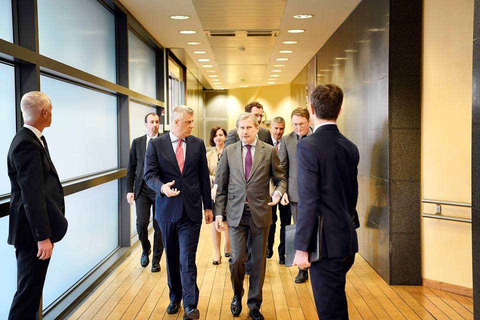 Thaçi takohet me Hahnin: Kosovarët kanë nisur të humbin durimin për vizat