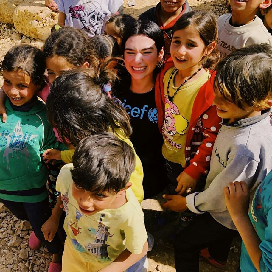 Dua Lipa takohet me fëmijët refugjatë sirianë, thotë se ka një lidhje të veçantë me ta