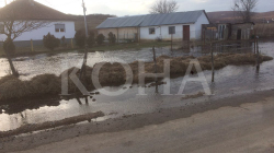Ujërat e zeza në Shalë dhe Krojmir vërshojnë shtëpitë e banimit sa herë bie shi