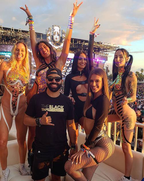 Trendi në festivalin amerikan: Femrat argëtohen gati të zhveshura