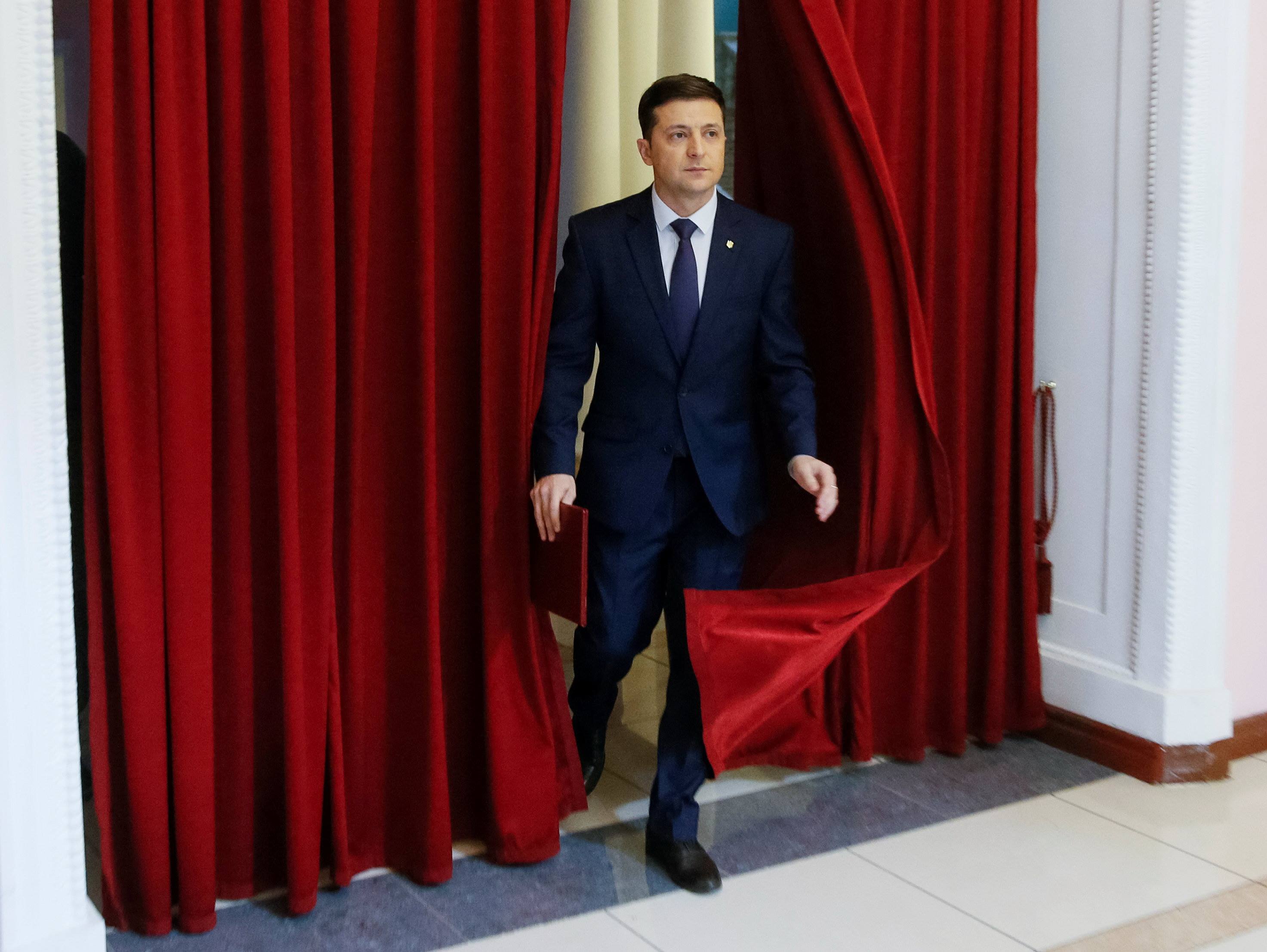 Të lodhur nga korrupsioni, ukrainasit pritet ta zgjedhin komikun për president