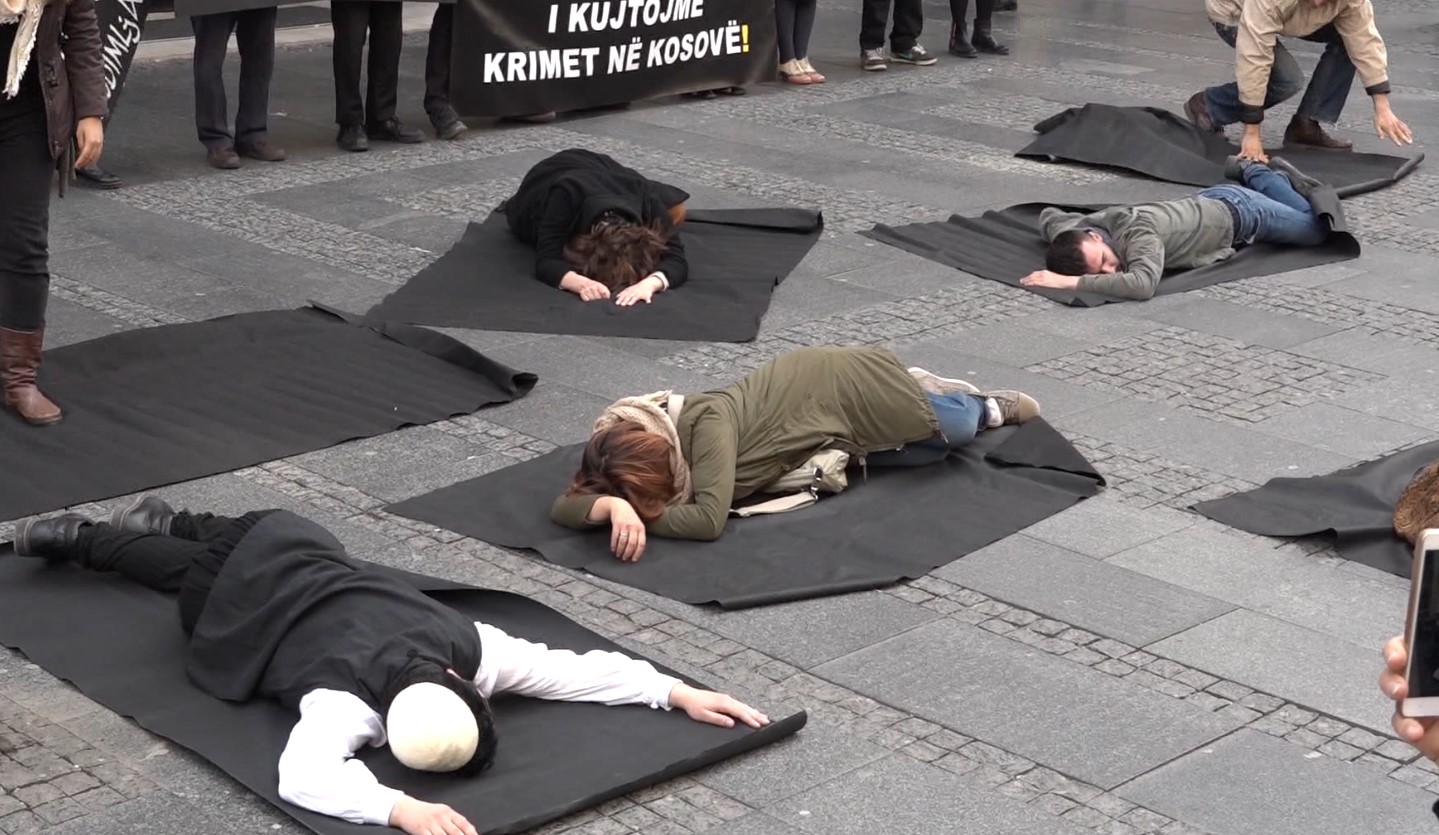 Aksioni në kryeqytetin serb rikonstruon krimet e Serbisë në Kosovë