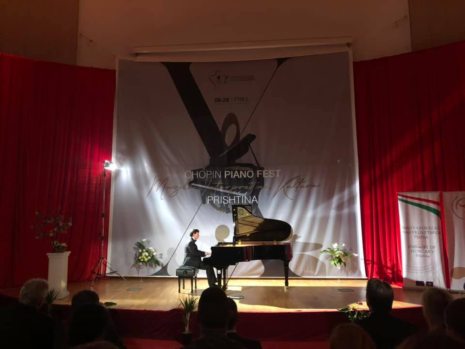 Pianisti hungarez lidh epokat muzikore në një zbërthim stilesh