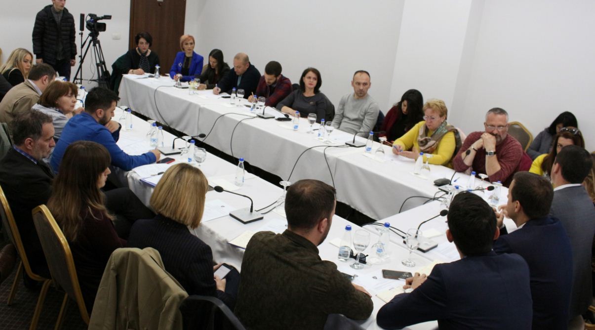 Ministri Gashi kërkon të hartohet një ligj që përkon me kërkesat e të rinjve