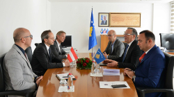 Austria përkrah themelimin e qendrave të testimit elektronik për arsimin në Kosovë