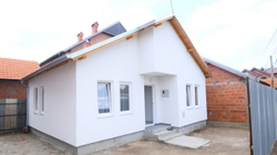 Donatorët bëjnë me shtëpi të re një familje në Podujevë