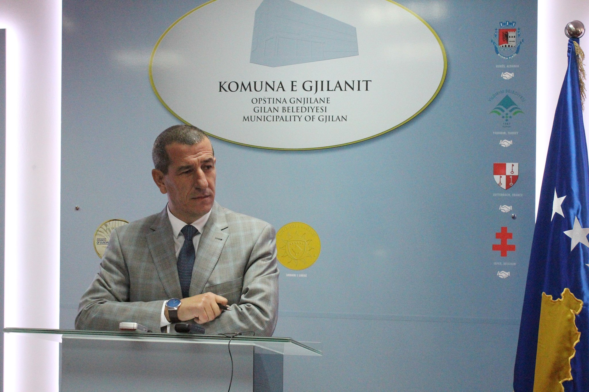 Drejtorit në Gjilan nuk i pëlqen raportimi i KTV-së, e mbron kryetarin e vet me fjalor banal