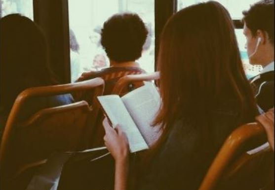 Nëse po lexoni një libër, nesër në autobusët e Tiranës nuk do paguani biletë