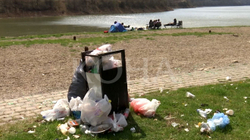 Vizitorët po e mbushin lokacionin turistik të Batllavës me mbeturina