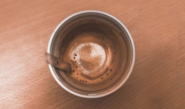 Pse asnjëherë nuk duhet pirë kafe apo çaj nga gotat e plastikës
