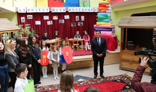 Nxënësit e “Thimi Mitkos” në Gjilan dhuruan libra për bibliotekën e shkollës së tyre