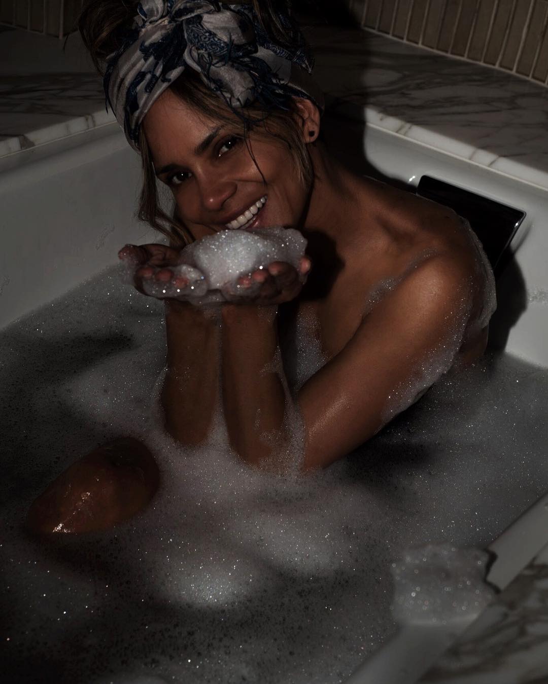 Halle Berry ngacmon fansat me foto në vaskën me flluska