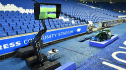 Vendimet e VAR-it në Premier Ligë mund t’i shikojnë edhe fansat në stadium