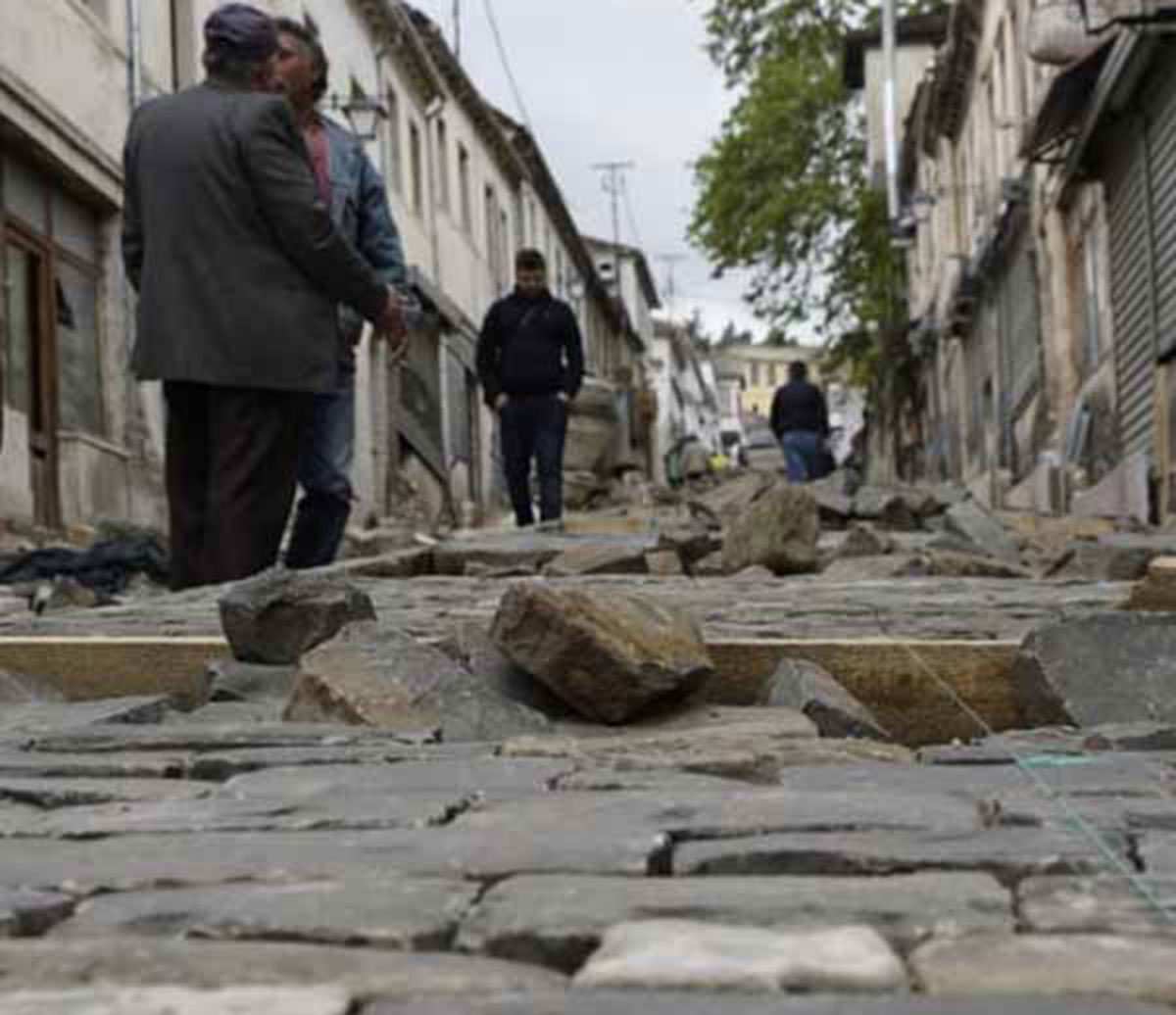 Restauruesit në Gjirokastër zbulojnë kalldrëmin deri në 400 vjet të vjetër