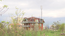 Nga 2010-a, Telekomi ia dha 70 mijë euro vëllait të Agim Çekut për një antenë në kulm të shtëpisë