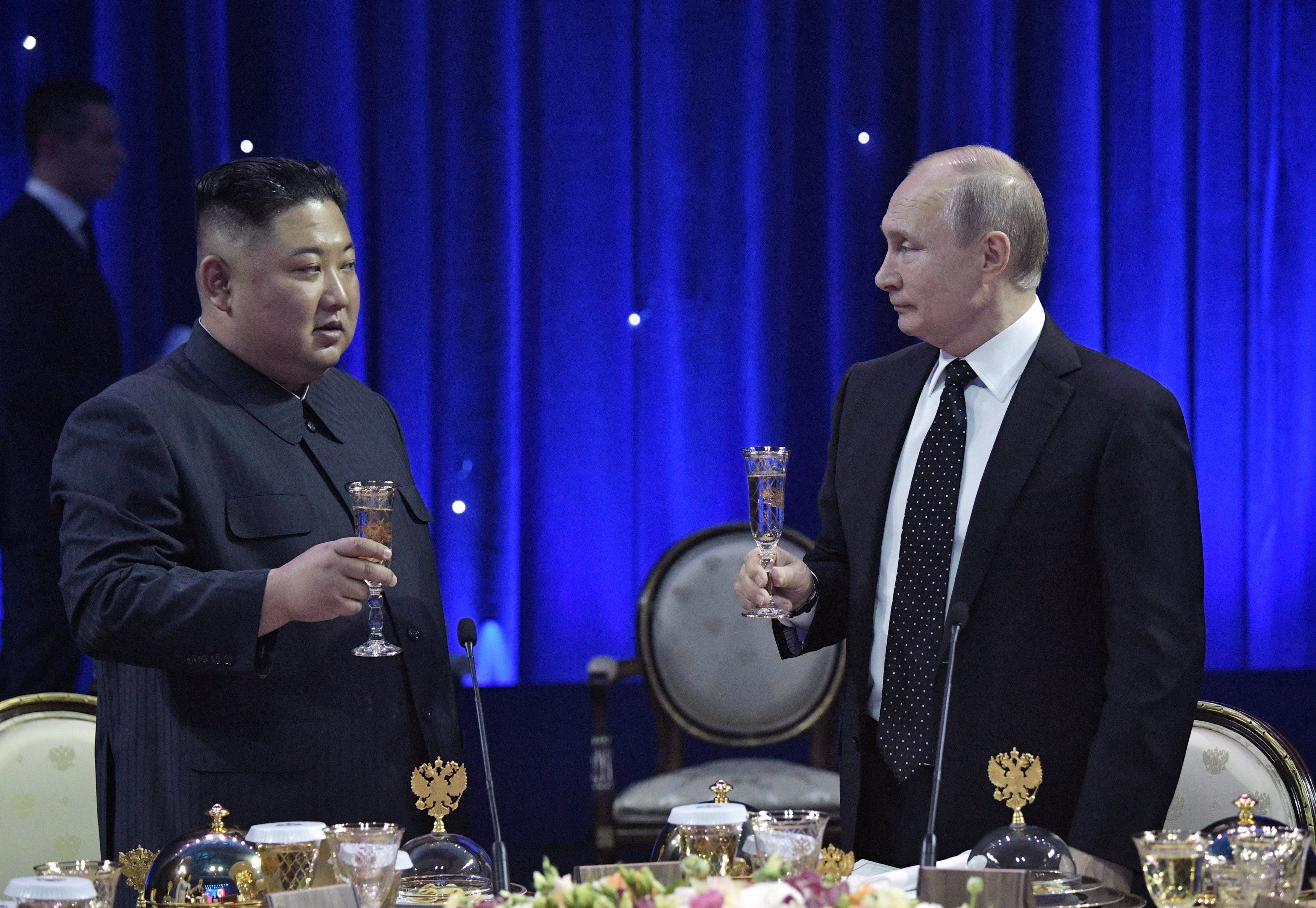 Putin premton ta ndihmojë “normalizimin” e marrëdhënieve SHBA-Kore Veriore, gjatë samitit me Kimin