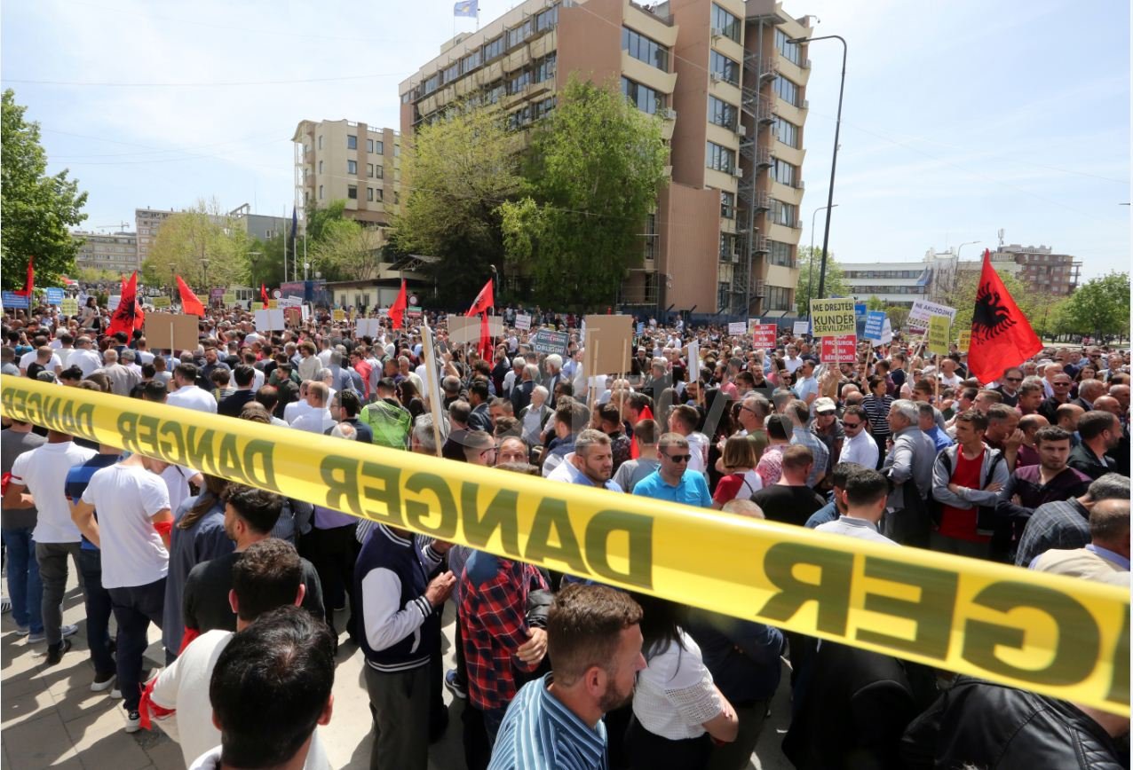 Vetëvendosje me protestë “ngre aktakuzë” për Thaçin, Veselin e Lumezin